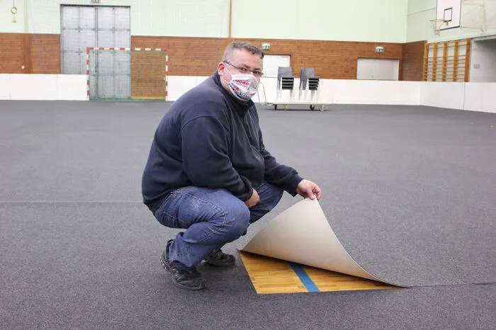 Als erstes hat Bernd Fauland 600 Teppichelemente ausgelegt.