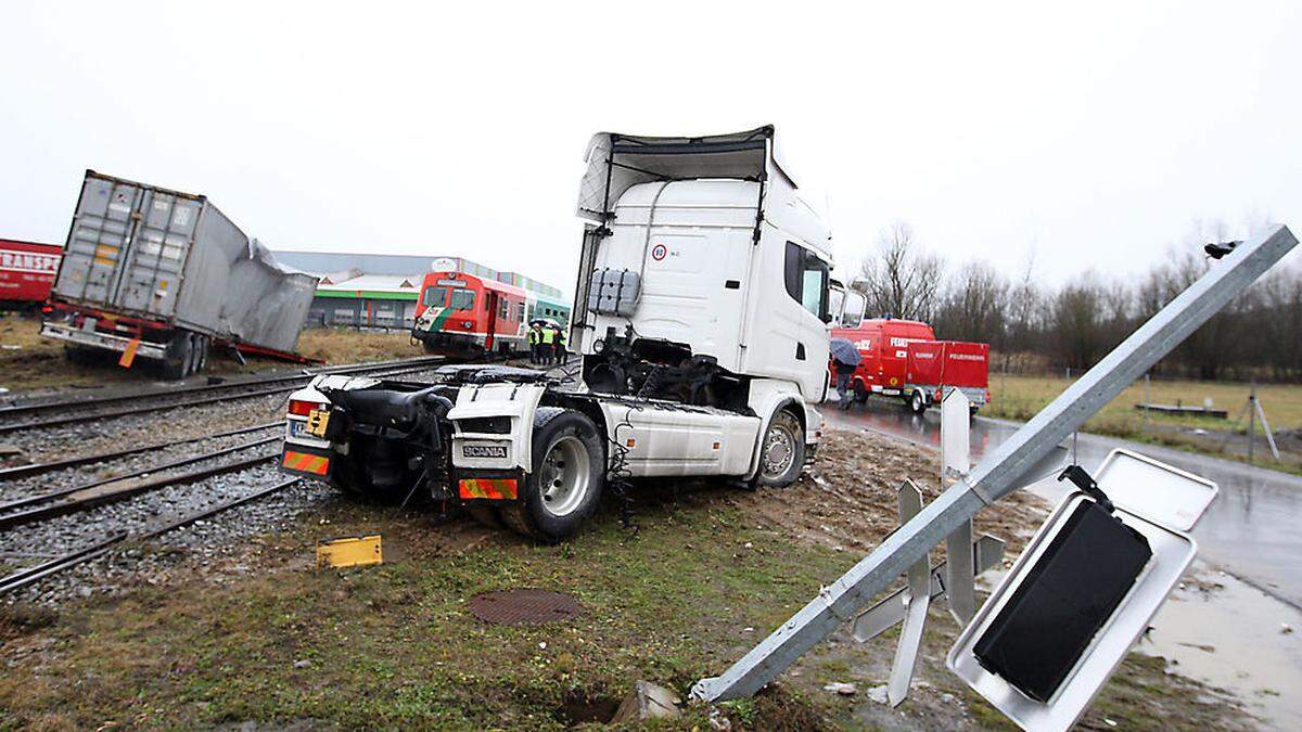 Bei der Kollision wurden Lkw-Zug und Triebwagen der Steiermärkischen Landesbahnen schwer beschädigt, acht Personen leicht verletzt