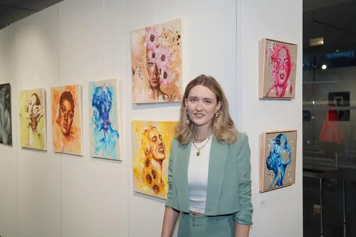 Am Montagabend wurde mit einer Vernissage die feierliche Eröffnung gefeiert. Zwölf junge Künstlerinnen und Künstler wurden 
