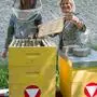 Ministerin Klaudia Tanner mit Heeresimker und Bienenstöcken