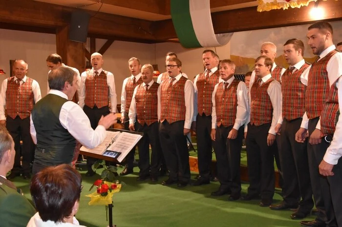 Neben dem 19 Mann starken Kameradenchor, der vor rund 20 Jahren vom damaligen ÖKB-Obmann Josef Fussi gegründet wurde, wirkten zwei Kleingruppen vom Musikverein Schönberg-Lachtal und die Geschwister Anika und Roman Herzog mit.