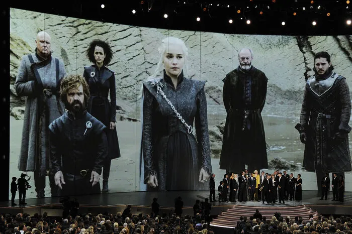 Die Fantasyserie "Game of Thrones" wurde zum dritten Mal als bestes Drama ausgezeichnet und kommt sogar insgesamt auf neun Preise, viele davon aber in Nebenkategorien wie Makeup und Spezialeffekte.