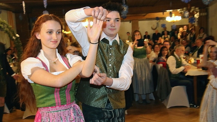 Der Singkreis Ligist mit Obfrau Christine Jeszensky und die Volkstanz- und Schuhplattlergruppe Ligist-Krottendorf mit Obfrau Bernadette Langmann luden gemeinsam zum Eisblumenball in das Gasthaus Riegler, das "Drei-Mäderl-Haus", in Krottendorf.