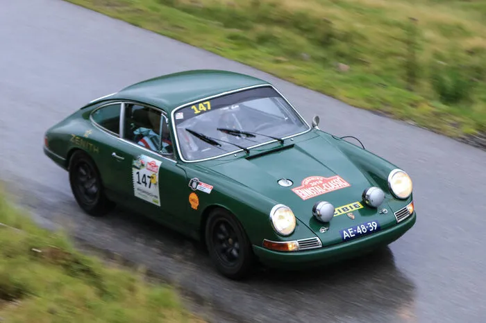 Der fünfte Platz gehört nach dem ersten Tag Michael und Nico Koel auf Porsche 911 S.