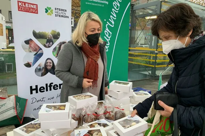 Aus Sicherheitsgründen trugen Kunden wie Bäuerinnen eine Maske.