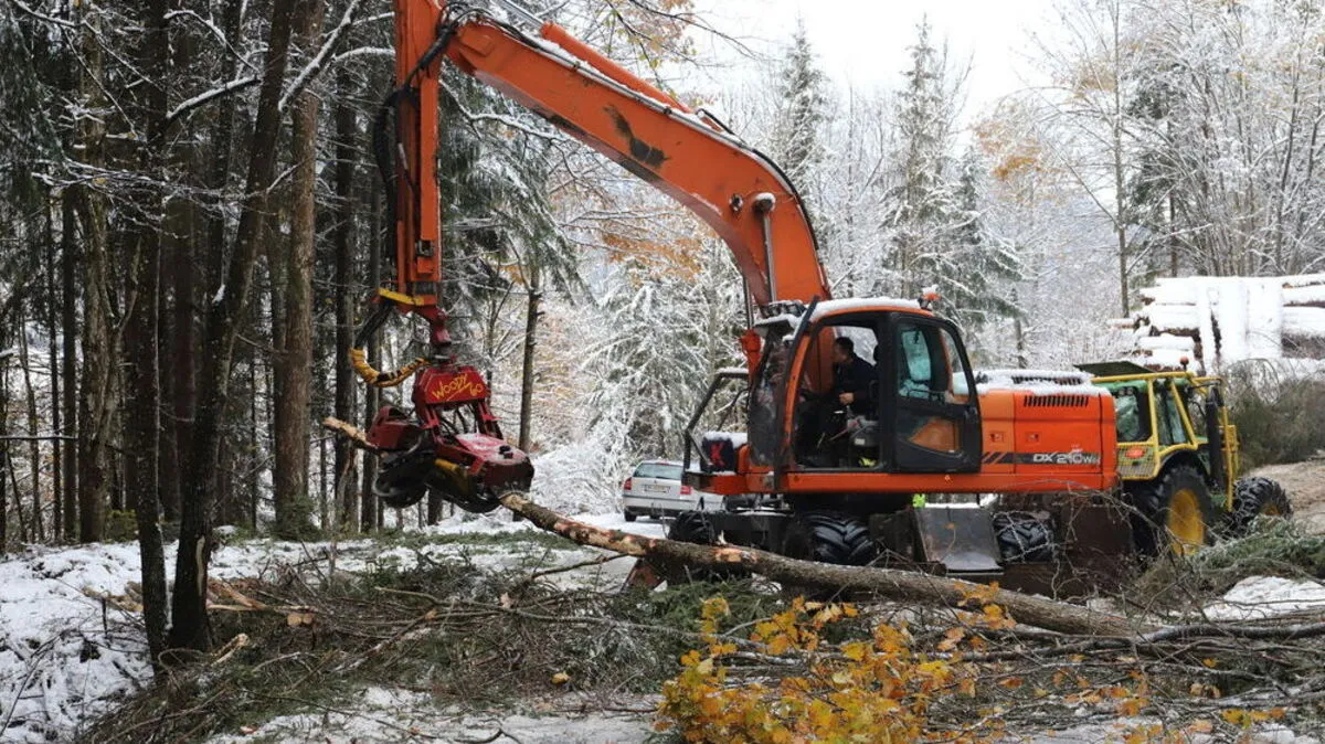 Mit schwerem Gerät wird an der gesperrten Stolzalpenstraße gearbeitet