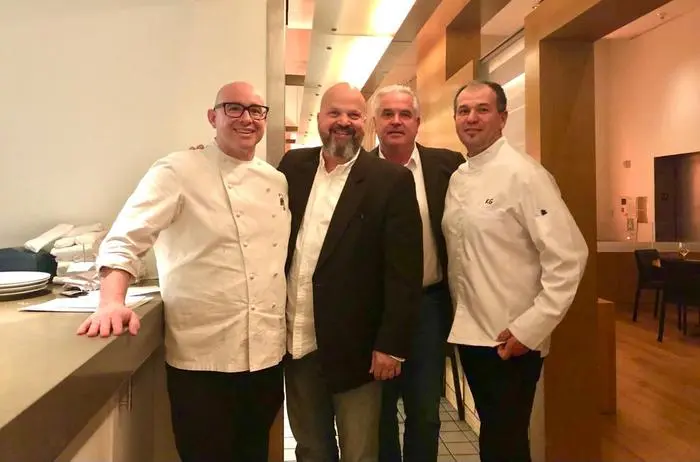 Herzlicher Empfang mit alten "Oscars-Verbündeten" im "Cut": Ari Rosenson (Executive Chef), Mike Köberl, Hannes Tschemernjak, Kamel Guechida (Pastry Chef Wolfgang Puck weltweit; von links)