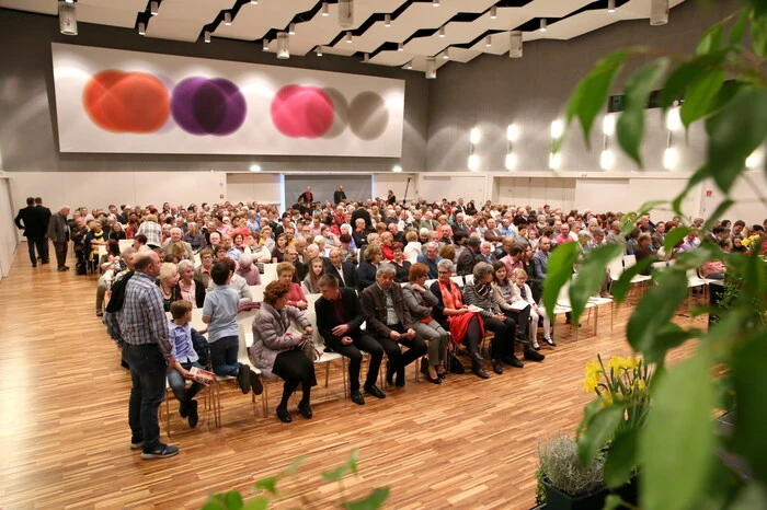 Rund 500 Besucher waren aus diesem Grund in die Blumenhalle gepilgert, um unter anderen den Werken von Gerald Oswald und John Denver zu lauschen.