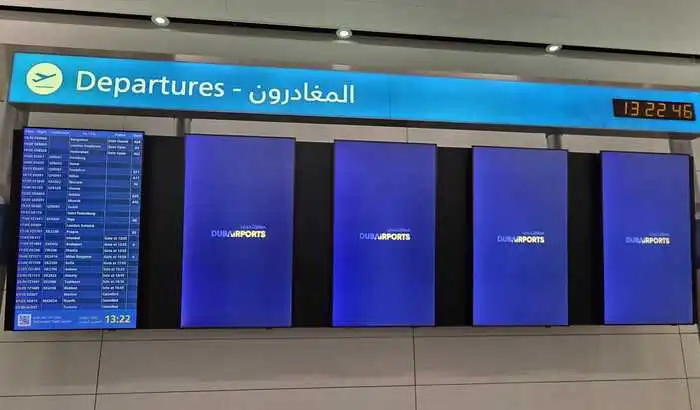 Die Anzeigetafeln am Flughafen sind leer