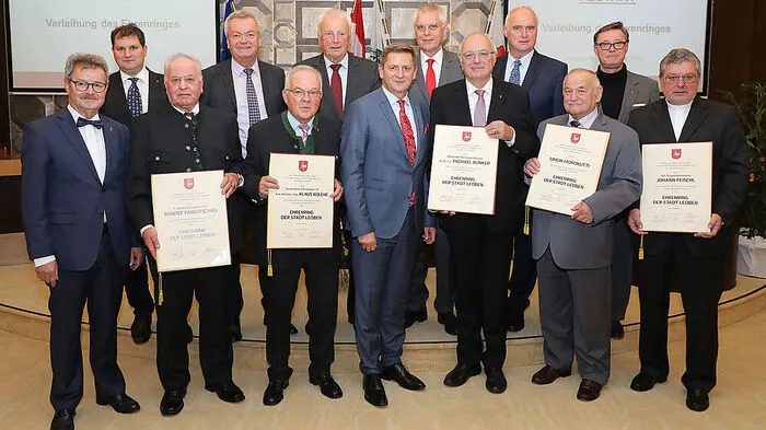 Die Ehrenringträger: Rudolf Pawlitschko, Klaus Kolenc, Bürgermeister Kurt Wallner, Michael Bünker, Simon Morokutti, und Johann Feischl (v. l.) 