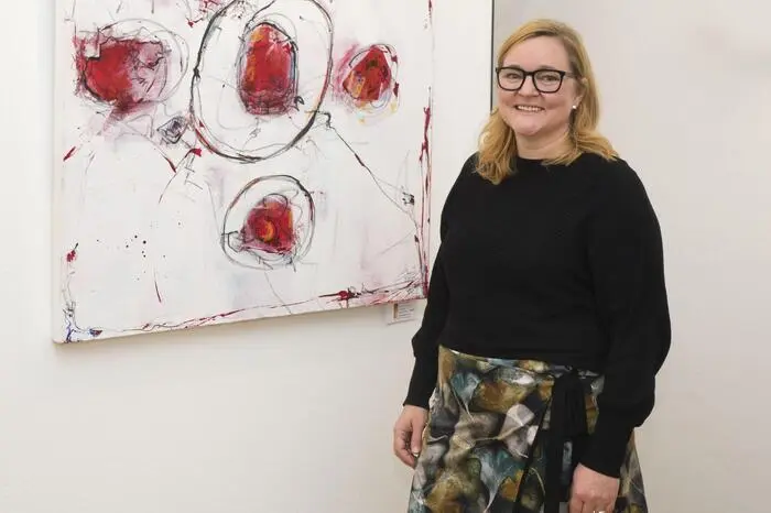 Puster-Jonke hat als Kind schon gerne gemalt - im Erwachsenenalter entdeckte sie ihre künstlerische Ader wieder, als sie mit der Acryl-, Schütt- und Übermaltechnik begonnen hat.