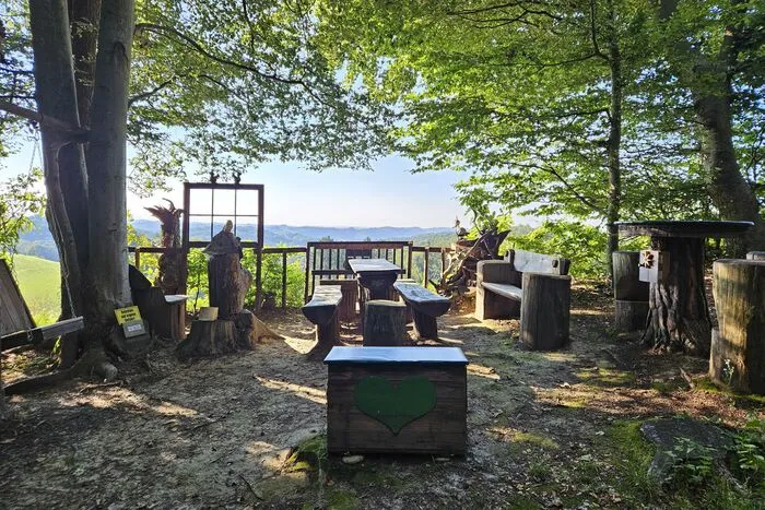 Dieser gemütliche Rastplatz am Waldrand in Kirchbach-Zerlach, erbaut von Josef Maier, lädt Spaziergänger und Wanderer zum Verweilen ein.
