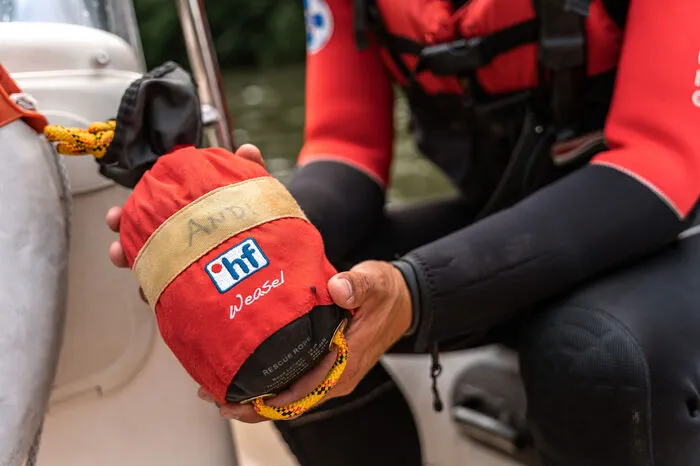 Eines der wichtigsten Mittel ist der Wurfsack, der immer als Teil der Ausrüstung mit dabei ist.