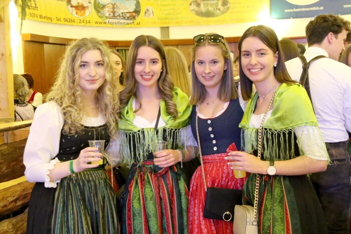 Und nicht nur viel Jugend war am Ostersonntag in das Kulturhaus gepilgert, um sich zu unterhalten und das Tanzbein zu schwingen. 