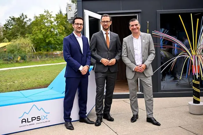 Eröffneten Internet-Knoten im Lakeside Park Klagenfurt: CEO Alexander Windbichler (Anexia Holding), Landesrat Sebastian Schuschnig und CEO Ivo Ivanov (DE-CIX)