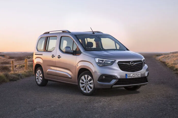 Welche Motoren im Combo Life genau zum Einsatz kommen, verrät Opel noch nicht. Wohl aber, dass es Benziner und Diesel mit Turboaufladung sein werden, die an Fünf- oder Sechs-Gang-Handschaltgetriebe oder eine Achtstufen-Automatik gekoppelt sein werden.