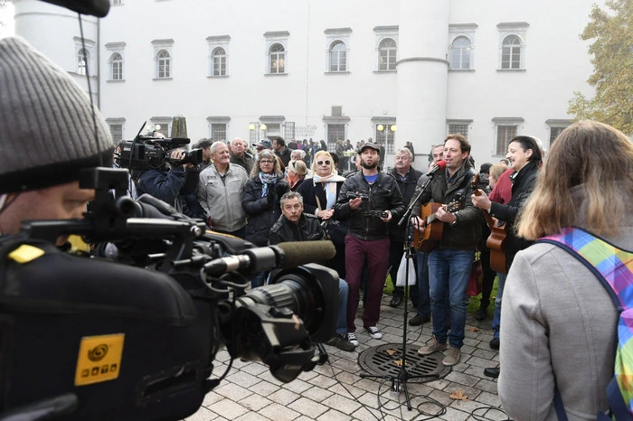 Musikalisch begrüßte man die Zuseher an den Bildschirmen in ganz Österreich mit den Spittaler Austropoppern "Ö5" mit Frontmann Michael Gritzner.