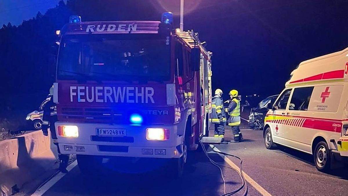 Drei Feuerwehren befreiten die schwer verletzte Lenkerin aus dem Wrack