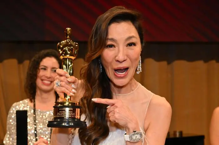 Michelle Yeoh trug die Uhr des Abends