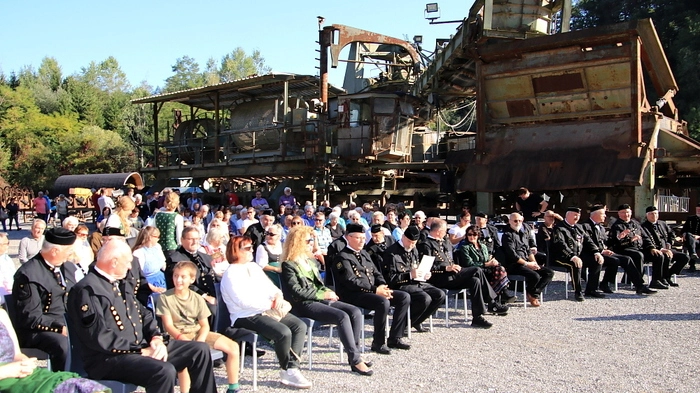 Eine Reihe von hier aufgestellten Maschinen und Geräten, vom Panzerförderer über die Grubenlokomotive bis zum 564 Tonnen schweren Schaufelradbagger „Leopold“ führen in die vergangene Arbeitswelt des ehemaligen Kohlebergbaues.