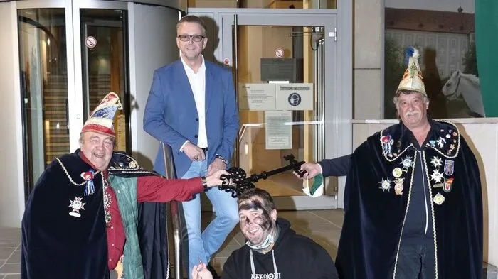 Karl Christandl, Helmut Linhart, Stefan Waltensdorfer und Erich Resch bei der etwas unüblichen "Schlüsselübergabe"