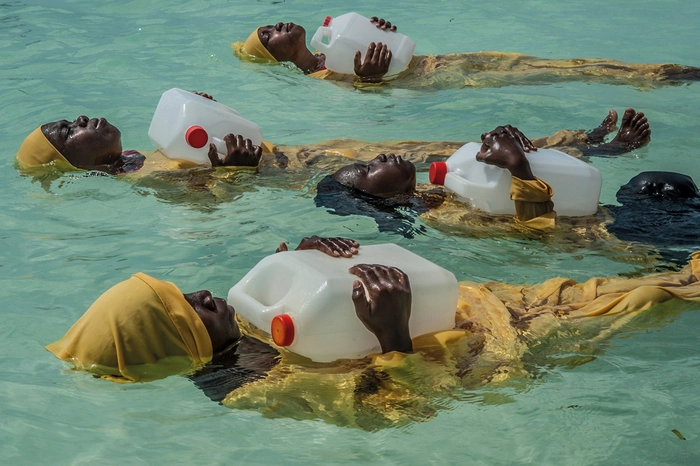 Anna Boyiazis wurde für ihre Serie „Finding Freedom in the Water“ in der Kategorie „Menschen“ ausgezeichnet. Es zeigt junge Mädchen auf der Insel Sansibar, denen durch das Bereitstellen von Ganzkörperanzügen ermöglicht wird schwimmen zu lernen.