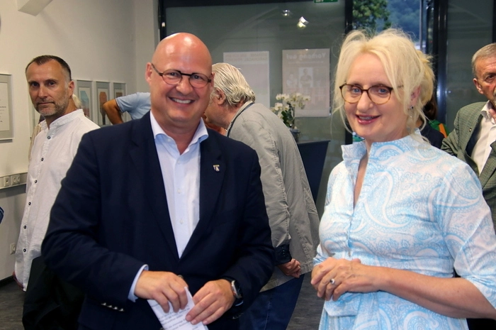Zu Jahresbeginn hatte Kunsthausleiterin Gabriele Gschiel (am Foto rechts) die Idee, diese Räumlichkeiten für Ausstellungszwecke zu adaptieren. Bürgermeister Helmut Linhart sagte die volle Unterstützung zu und nun konnte die Dauerausstellung von Finanzstadtrat Peter Sükar (links) als Vetreter der Stadtgemeinde Köflach eröffnet werden.