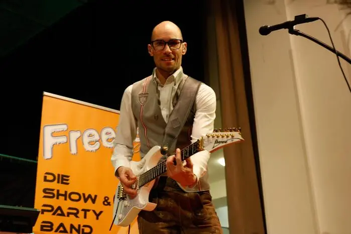 Im Ballsaal unterhielt die Band „FreezeUp“, während DJ Feelix in der Disco bis in die frühen Morgenstunden für eine volle Tanzfläche sorgte.