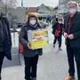 Marktreferent Stadtrat Christian Pober, Helga Lang, stv. Marktobfrau und Gemeinderat Christian Struger mit der Spendenbox für Familie Tauchhammer 