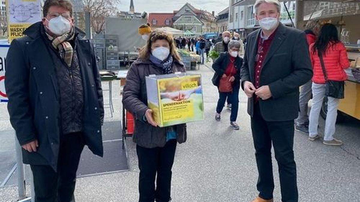 Marktreferent Stadtrat Christian Pober, Helga Lang, stv. Marktobfrau und Gemeinderat Christian Struger mit der Spendenbox für Familie Tauchhammer 