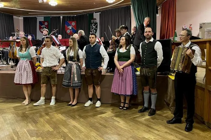 Mit einem festlichen Auftanz zogen elf Paare der Landjugendgruppe Ilz in den Festsaal ein.