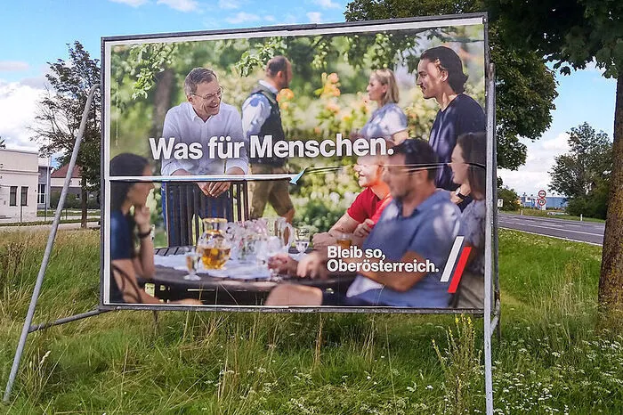 Oberösterreichs ÖVP startet aus einer sehr komfortablen Lage in die Landtagswahl: Die Umfragen prognostizieren ihr Gewinne, im besten Fall könnte man sogar den 2015 verlorenen Landesrat zurückholen, was eine absolute Mehrheit in der Landesregierung bedeuten würde. Dann bräuchte man nur mehr im Landtag einen Partner. Die Schwarzen können frei wählen, ob sie bei der FPÖ bleiben, zu den Grünen zurückkehren oder - das gilt als am wenigsten wahrscheinlich - mit der SPÖ paktieren.