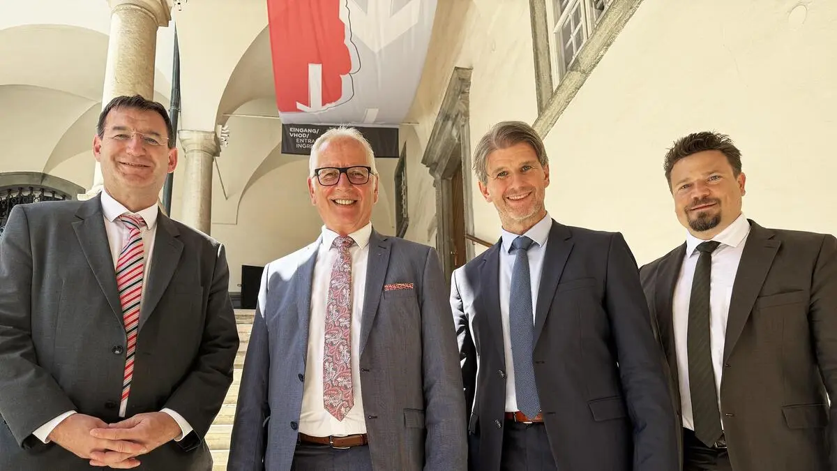Vier Männer im Anzug | Jens Michel (Präsident des Sächsischen Rechnungshofs), Landtagspräsident Reinhart Rohr (SPÖ), Günter Bauer (Direktor des Kärntner LRH) und Werner Sedlak (Direktor des Stadtrechnungshofs Wien)