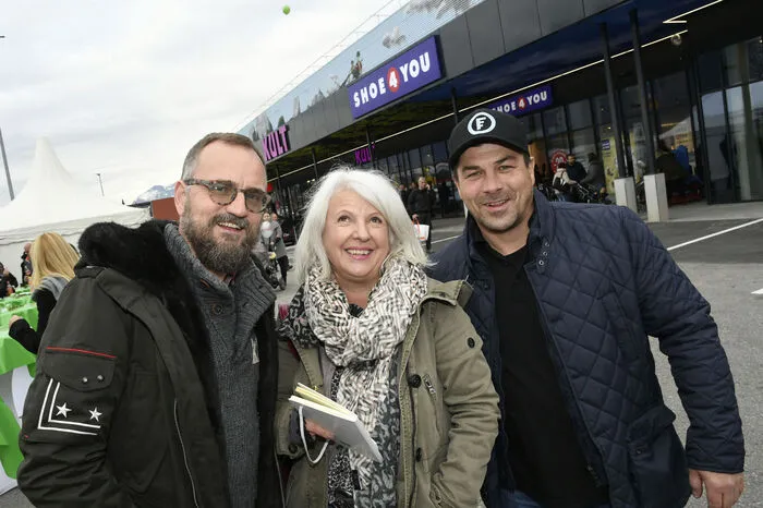 Kamen extra von Bayern nach Spittal: Die zwei Grafitti-Künstler Melander "Lando" Holzapfel und Christian "Cis Cis" Böck, die Österreichs längstes Graffiti gesprüht haben, hier mit Redakteurin Andrea Steiner.