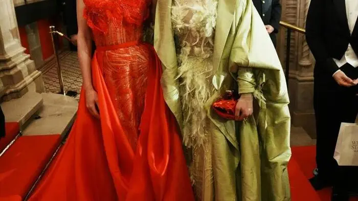 Das Kärntner Model Nadine Leopold und die steirische Designerin Eva Poleschinski waren beide Gäste in der Campari Loge. Sie trugen einen abgestimmten Look in Campari-Orange und Limetten-Grün. In Leopolds Kleid, das von Poleschinski designt wurde, steckten über 100 Arbeitsstunden