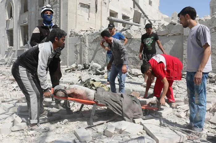 Die in Großbritannien ansässige Beobachtungsstelle bezieht ihre Angaben aus einem Netzwerk von Informanten in Syrien. Ihre Angaben sind von unabhängiger Seite kaum zu überprüfen. Unklar war zunächst auch, welche Luftwaffe die Angriffe flog.