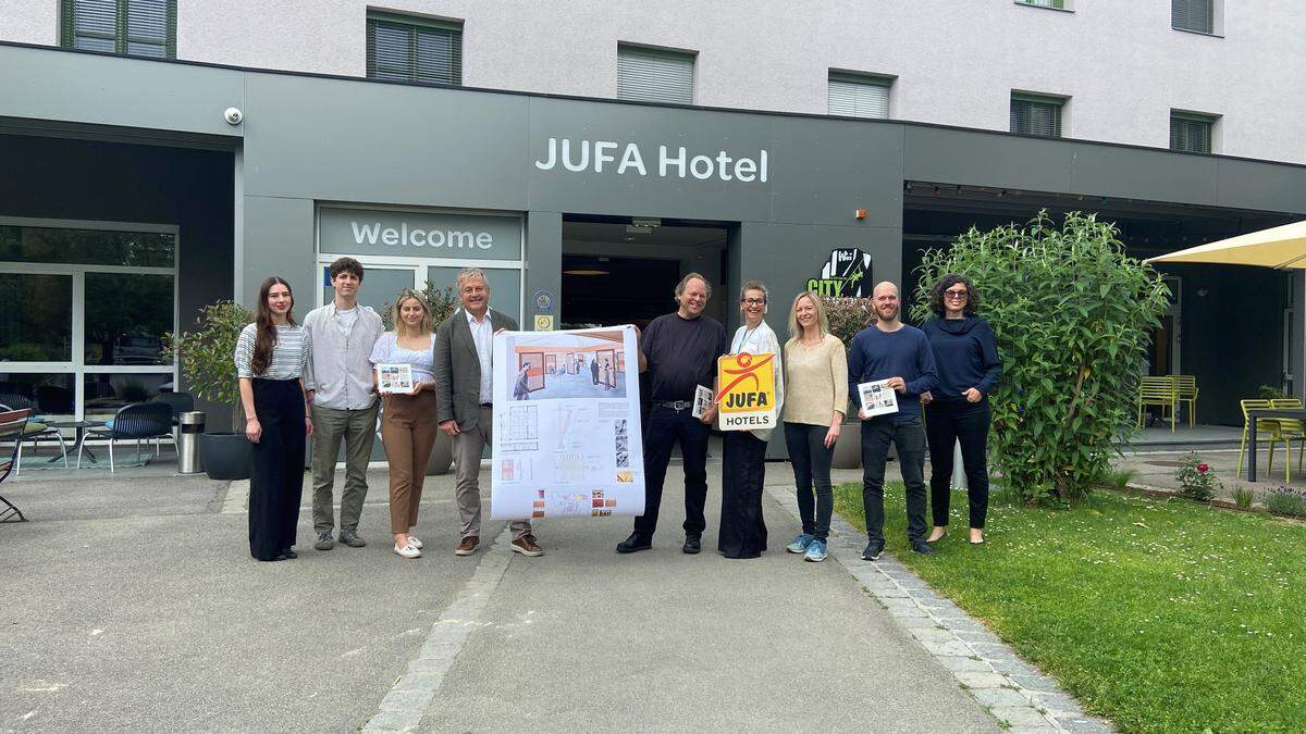 Jufa-Chef Gerhard Wendler und Architekt Roger Riewe mit Direktorin Anna Piantino-Araujo und den Studierenden