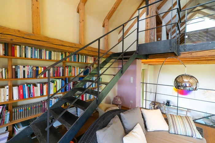 Das alte Heulager wurde zur Gartenbibliothek mit einer Menge Lektüre. Hier lässt es sich gut entspannen.
