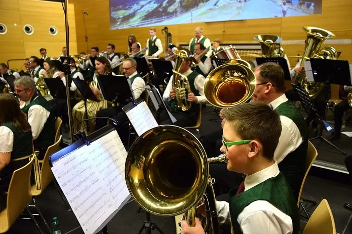 Unter den langjährigen Kapellenmitgliedern wurden dem auch August und Josef Holler dem Publikum vorgestellt. Beide sind seit 60 Jahren aktive Mitglieder. Sie erhalten das Goldene Ehrenzeichen des Landesblasmusikverbandes.  