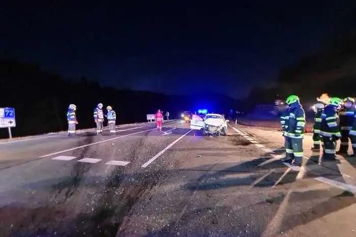 Der 25-jährige Lenker des Klein-Lkw wurde leicht verletzt, seit 56-jähriger Beifahrer erlitt schwere Verletzungen.