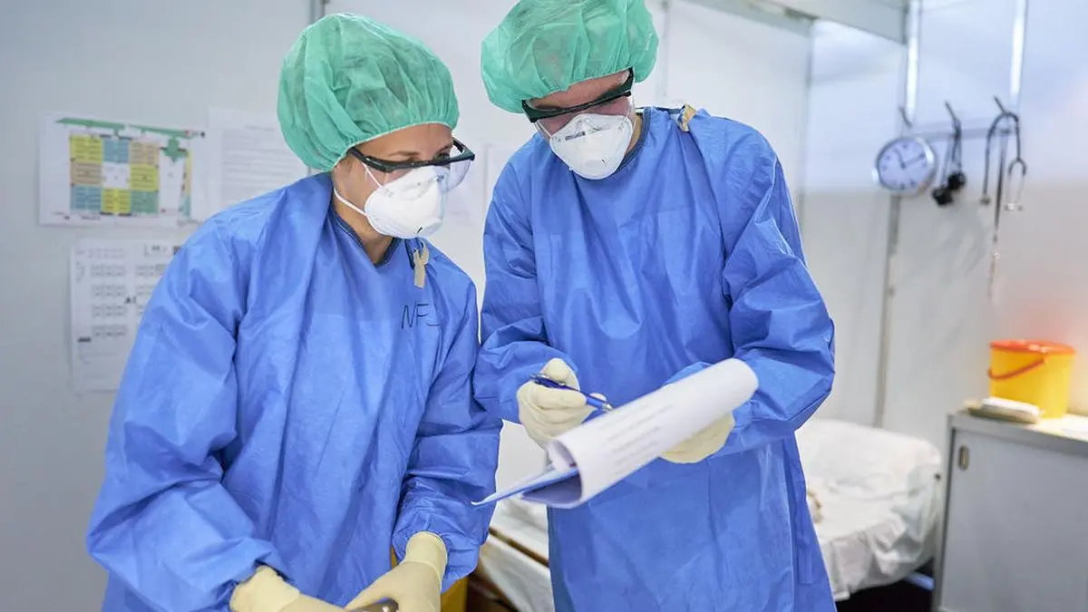 ABD0034_20200418 - WIEN - ÖSTERREICH: ZU APA0175 VOM 18.4.2020 - ++ HANDOUT ++ Das in der Messe Wien eingerichtete Betreuungszentrum für Covid-19-Krankheitsheitsfälle wird am Samstag, 18. April 2020, für eine Besiedlung vorbereitet. - FOTO: APA/PID/MARKUS WACHE - ++ WIR WEISEN AUSDRÜCKLICH DARAUF HIN, DASS EINE VERWENDUNG DES BILDES AUS MEDIEN- UND/ODER URHEBERRECHTLICHEN GRÜNDEN AUSSCHLIESSLICH IM ZUSAMMENHANG MIT DEM ANGEFÜHRTEN ZWECK UND REDAKTIONELL ERFOLGEN DARF - VOLLSTÄNDIGE COPYRIGHTNENNUNG VERPFLICHTEND ++