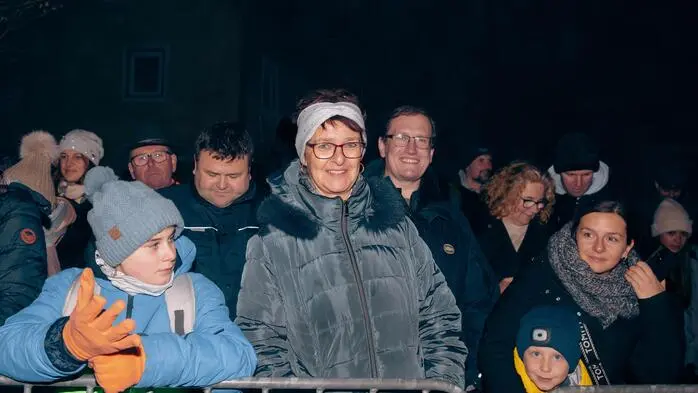 Aufgeregt zeigte man sich hinter den Absperrgittern