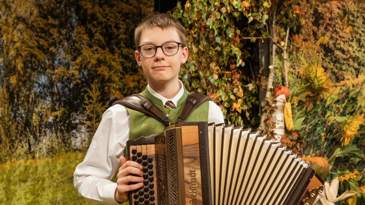 Simon Gspurning gewann den ersten Preis, eine steirische Harmonika der "Harmonikaerzeugung Schmidt"