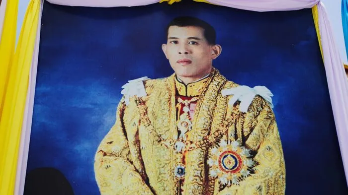 Am Samstag nächster Woche (4. Mai) werden die knapp 70 Millionen Thailänder ihren König zu sehen bekommen wie noch nie: in handgesticktem Ornat, in goldenen Knickerbockern und mit Pantoffeln, deren Sohle aus Blattgold besteht. Und: mit Krone. 30 Monate nach dem Tod seines Vaters Bhumibol wird der Monarch endlich gekrönt.