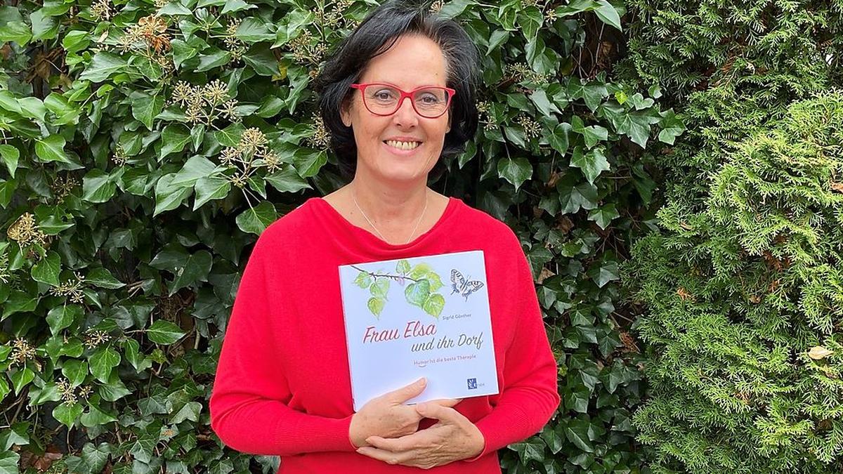 Sigrid Günther mit ihrem Buch &quot;Frau Elsa und ihr Dorf&quot;