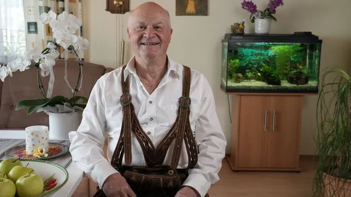 Hans, 63-jähriger Pensionist und Energetiker aus Oberösterreich, suchte im August 2020 überdie Sendung „eine wunderbare Frau“. Eine Dame entpuppte sich beim Kennenlernen aber nicht als die große Liebe: „Sie hätte gerne gehabt, dass ich abnehme, damit ich nicht schnarche. Und hat schon ganz am Anfang den Vorschlag gemacht, dass ich beim familiären Bauernhof mithelfe.“ Na, dann halt nicht – dachte der Kandidat sich. Die Träume des begeisterten Schuhplattlers sind mittlerweile trotzdem in Erfüllung gegangen! Eine andere Frau war die Richtige: „Der Hans hat seine Greti gefunden,“ gibt der ehemalige Single-Mann freudig bekannt. Die zwei gehen seit über einem Jahr gemeinsam durchs Leben: „Es herrscht körperlich und seelisch eine große Harmonie“, strahlt Hans. Die blonde Mühlviertlerin konnte sein Herz im Sturm erobern. Seine Greti sei schüchtern, verrät er. Deshalb will sie auch nicht vor die Kamera.