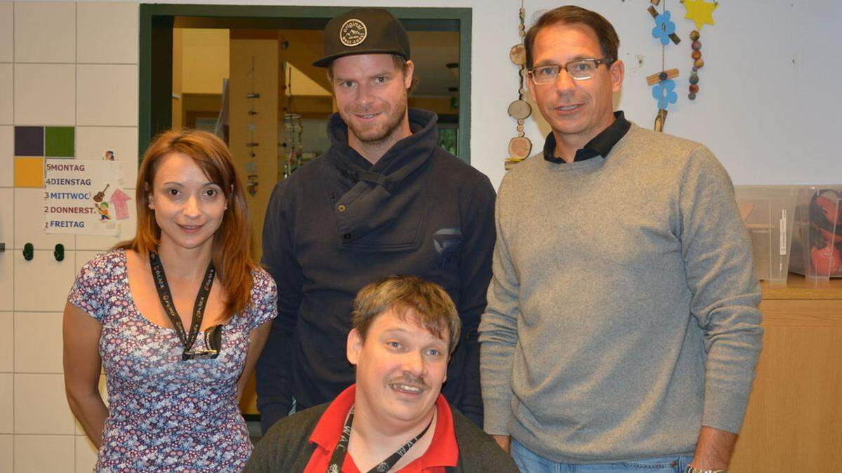 Begleiterin Tamara Moser, VSV-Spieler Markus Schlacher, Werkstätten Leiter (Bahnstraße) MMag. Harald Kollmann und VSV-Fan Markus Orischnig (vorne)