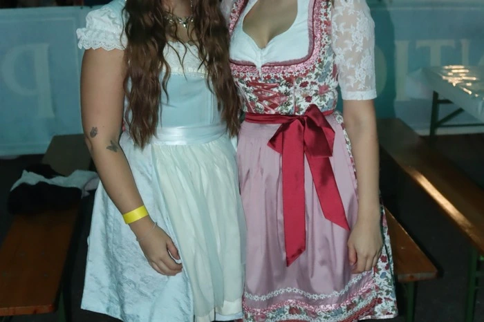 Klicken Sie sich durch die Bilder der Lederhosen- und Dirndlparty .