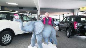 Franz Windhaber in seinem Autohaus. Der Elefant, in China Symbol für Glück, ist ein Geschenk von DFSK