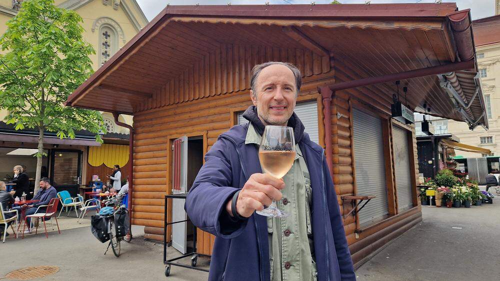 Stefan Heissenberger vor dem künftigen &quot;Brot+Wein&quot;-Stand auf dem Kaiser-Josef-Markt